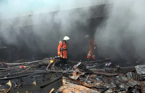 Petugas Damkar DKI Jakarta Meninggal Dunia Saat Padamkan Kebakaran TPS di Ciracas