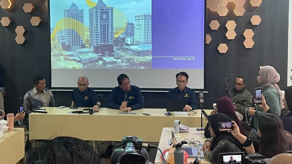 Kemenkeu Tunda Pajak Toko Online dan Ambil Alih Utang Kereta Cepat Whoosh