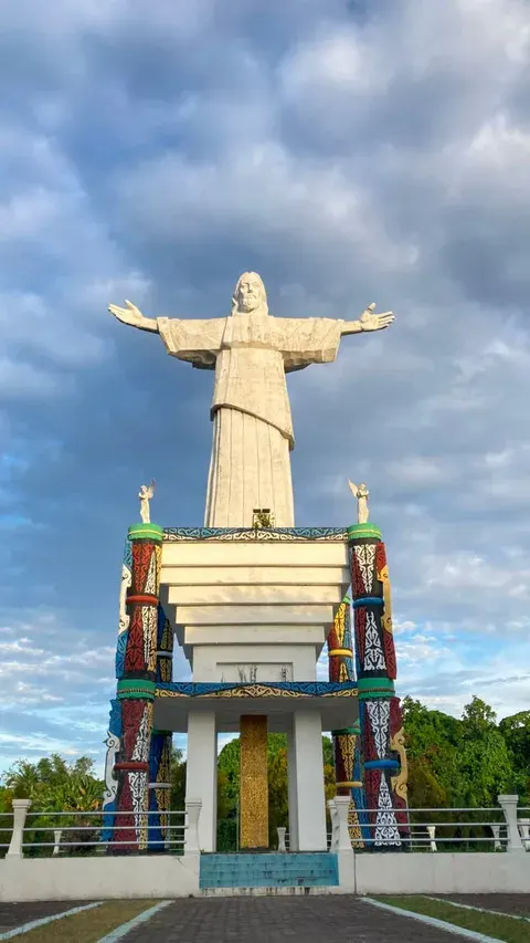 Pesona Wisata Religi Patung Kristus Raja di Pulau Mansinam