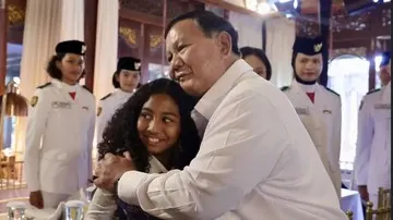 Momen Silaturahmi Prabowo dengan Paskibraka dan Komandan Upacara HUT Ke-81 RI