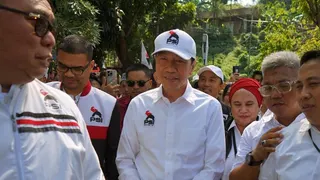 Hadiri Syukuran Khitanan Putra Ustaz Ujang Busthomi di Cirebon, Jokowi Didampingi Pengurus PSI