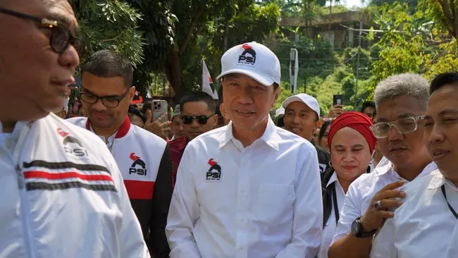 Hadiri Syukuran Khitanan Putra Ustaz Ujang Busthomi di Cirebon, Jokowi Didampingi Pengurus PSI