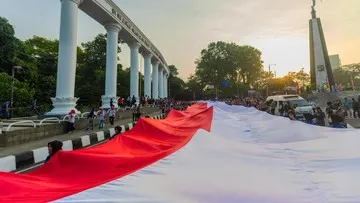 Ribuan Warga Bogor Bentangkan Bendera Merah Putih 500 Meter dalam FMP 2026