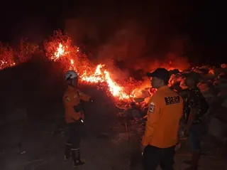Kebakaran Semak dan Limbah Kain di Kutawaringin Berhasil Dipadamkan