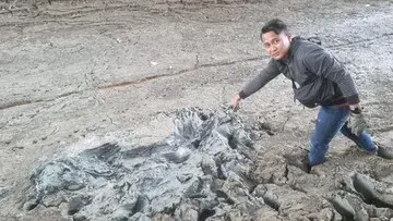 Jasad Pria Bertato Ditemukan Terbenam Lumpur di Sungai Babakan Brebes