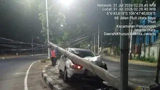 Kecelakaan Tunggal di Jalan Raya Pluit Utara, Mobil Tabrak Tiang Listrik Hingga Roboh