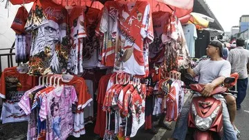 Pernak-pernik HUT Ke-81 RI Mulai Ramai Diburu di Pasar Asemka Jakarta