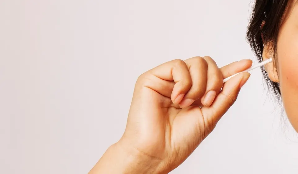 Bahaya Penggunaan Cotton Bud dan Langkah Medis Menjaga Kebersihan Telinga