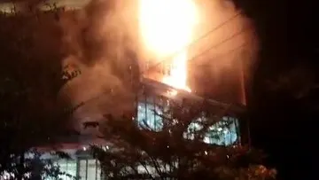 Kebakaran Melanda Mal Nipah Makassar pada Minggu Malam, Polisi Amankan Lokasi
