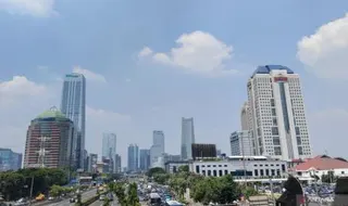 Prakiraan Cuaca DKI Jakarta Kamis, Pagi Cerah Berawan, Siang Awan Tebal, dan Sore Hujan Ringan