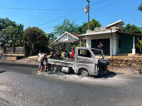 Mobil Pikap Terbakar Usai Tabrak Truk di Cluwak Pati