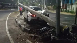Mobil Tabrak Tiang Listrik di Pluit Utara, Korban Dibawa ke Rumah Sakit