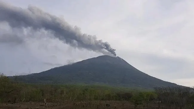 Gunung Ili Lewotolok Meletus Dua Kali, Kolom Abu Capai 700 Meter
