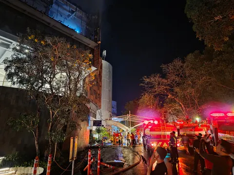 Dua Orang Pingsan saat Kebakaran di Nipah Mall Makassar
