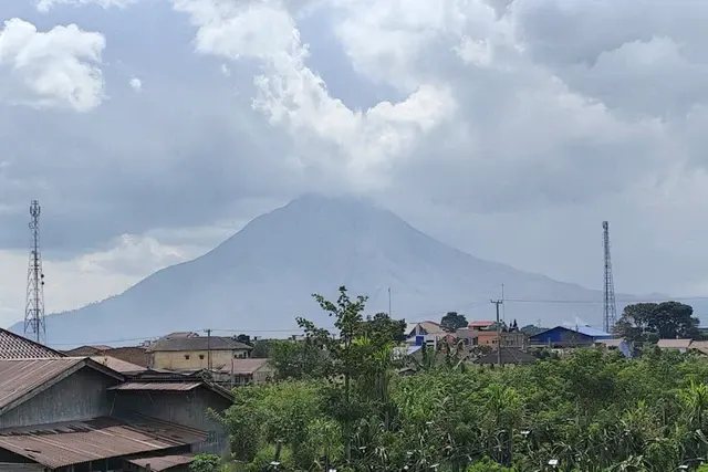 Saat Status Gunung Sinabung Naik ke Level III, Erupsi hingga Warga Dievakuasi