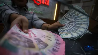 Rupiah Melaju Jelang Akhir Pekan, Dolar Turun ke Rp17.885