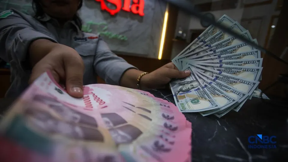 Rupiah Melaju Jelang Akhir Pekan, Dolar Turun ke Rp17.885