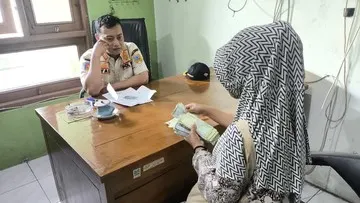 Siasat Agresif Pengemis di Menara Kudus Tarik Baju Peziarah demi Rp 540 Ribu Sehari