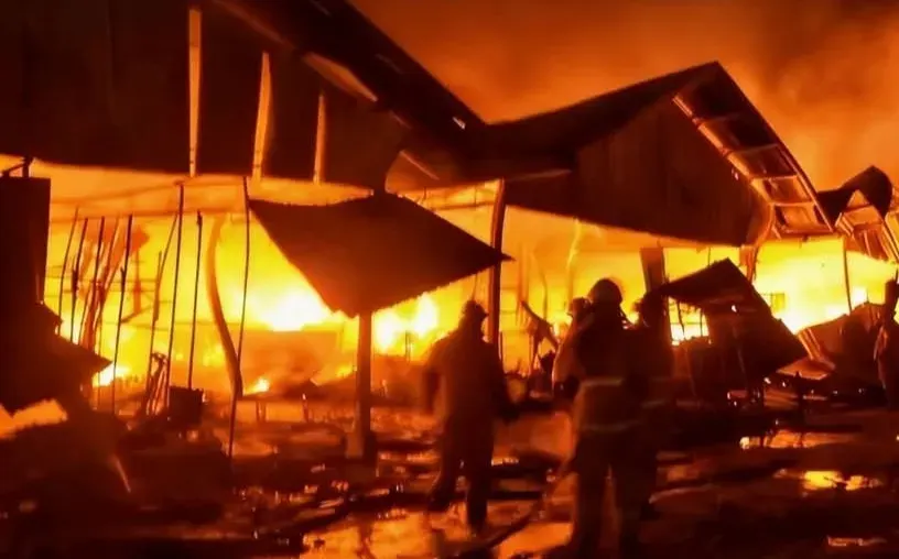 Kebakaran Dua Gudang di Rorotan Baru Padam Setelah Delapan Jam Penanganan