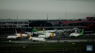 Fuel Surcharge Tiket Pesawat Naik Jadi 40% Efek Ledakan Harga Avtur