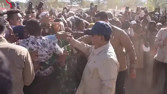 Momen Hangat Prabowo Bercanda dengan Anak-Anak di Pengungsian Gempa NTT