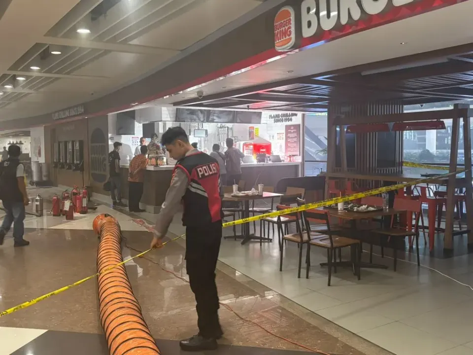 Kepulan Asap Penuhi Bandara Ngurah Rai Akibat Kebakaran Restoran, Polisi Selidiki Penyebabnya