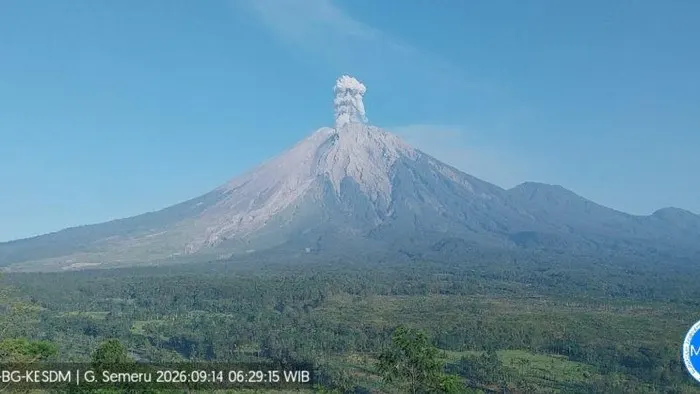 Gunung Semeru Erupsi 3 Kali Pagi Ini, Tinggi Letusan Capai 1.000 Meter