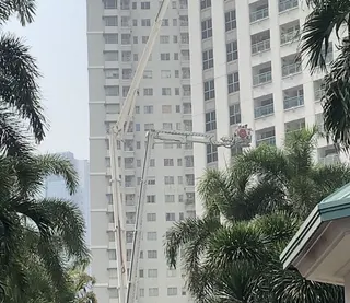Damkar Pakai Skylift Evakuasi Penghuni dari Kebakaran di Apartemen Pavilion