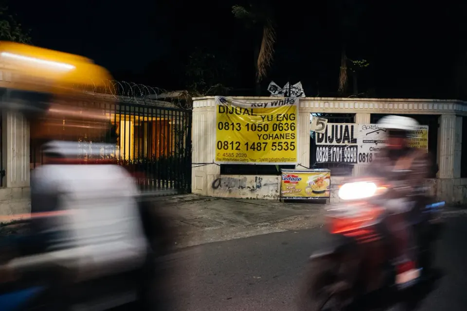 Warga Kompleks Melong Green Garden Cimahi Serentak Pasang Spanduk Protes Pabrik Coklat