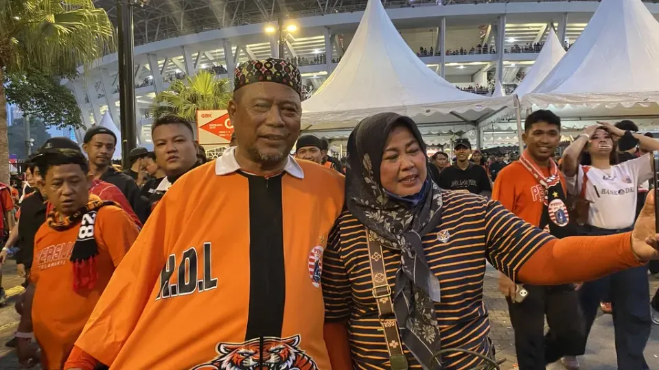 7 Tahun Menanti, Jakmania Ini Bikin Gamis Rayakan Persija di GBK