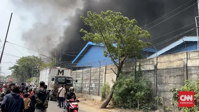 Sudah 10 Jam, Api yang Melahap Pabrik Lampu di Tangerang Belum Padam