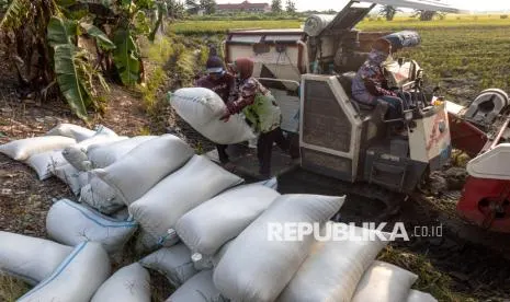 Mentan Salurkan Alsintan dalam Hitungan Jam untuk Buruh Tani Karawang