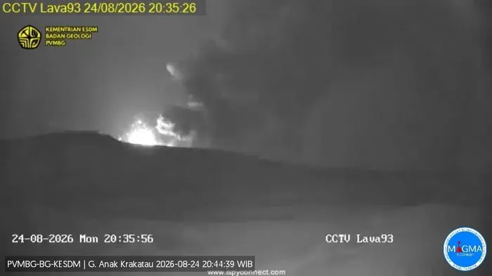 Gunung Anak Krakatau Erupsi Menerus, Muntahkan Lava Fountain dan Dentuman