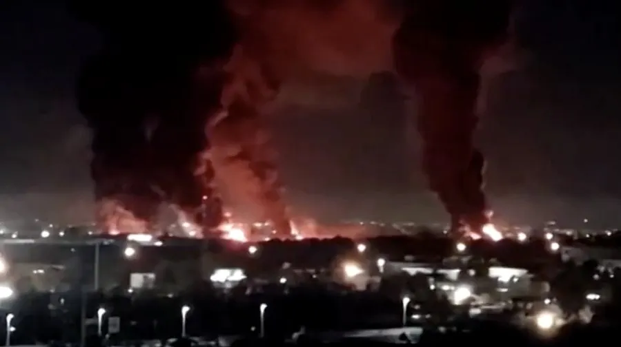 Breaking News! AS Bombardir Pulau Larak Iran, Hancurkan Roket Teheran