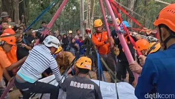 Puluhan Personel Gabungan Bantu Pemakaman Jenazah Wanita Berbobot 300 Kg di Sragen