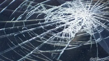 Calya Oleng ke Kanan Tabrak Pemotor di Bogor, 3 Orang Luka-luka