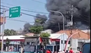 Kebakaran Pabrik Alas Sepatu di Brebes, Petugas Terkendala Asap Tebal