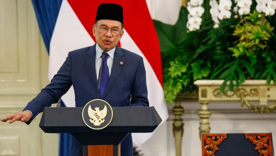 Tekan Biaya Hidup Warga, Malaysia Tambah Kuota BBM Subsidi