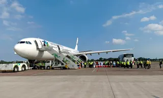Pesawat Garuda Indonesia GA604 Mendarat Darurat di Runway 03 Karena Pecah Ban, Lakukan Fly Pass