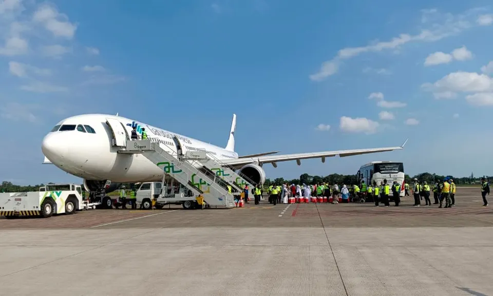 Pesawat Garuda Indonesia GA604 Mendarat Darurat di Runway 03 Karena Pecah Ban, Lakukan Fly Pass