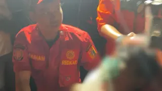 Evakuasi Korban Tak Sadarkan Diri dalam Kebakaran Gedung Bapenda DKI Jakarta