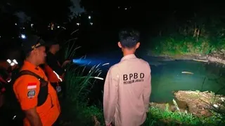 Berenang Bersama Teman, Remaja 14 Tahun Tenggelam di Aliran Sungai Ciliwung Jagakarsa