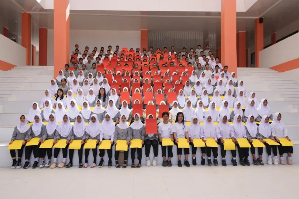 Aksi Paper Mob Ratusan Siswa Sekolah Rakyat Sulsel Sambut Kunjungan Mensos Gus Ipul