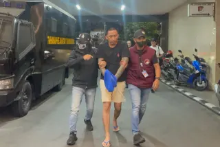 Tampang Encek, Napi Kabur yang Ditangkap di Myanmar Saat Digiring ke Bareskrim