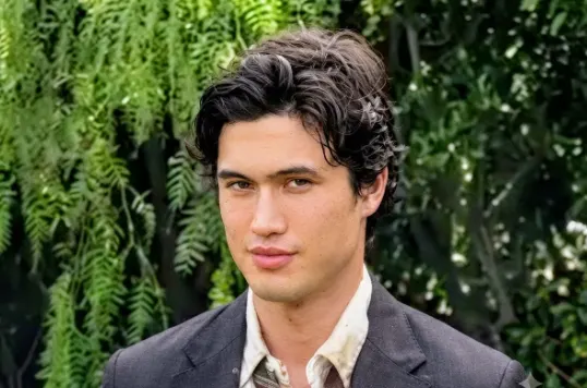 Lionsgate Lirik Charles Melton untuk Perankan Kakashi Hatake dalam Film Live-Action Naruto