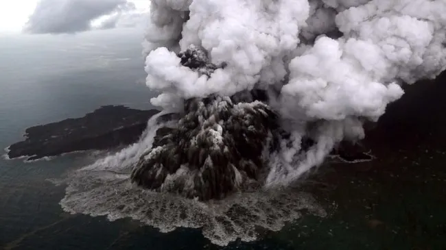 Gunung Anak Krakatau Masih Erupsi, Ada Puluhan Gempa Low Frequency
