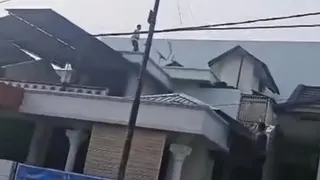 Viral Aksi Maling Beraksi Siang Bolong dan Kabur Lewat Atap Rumah di Kompleks Tasbi 1 Medan