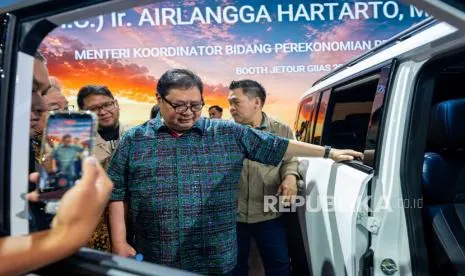 Menko Airlangga Kunjungi Booth Jetour di GIIAS 2026, Tengok SUV Hybrid T2 i-DM