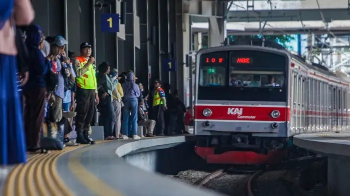 KRL Rute Rangkasbitung-Tanah Abang Berangsur Normal Usai Kerumunan Massa di JPL 41