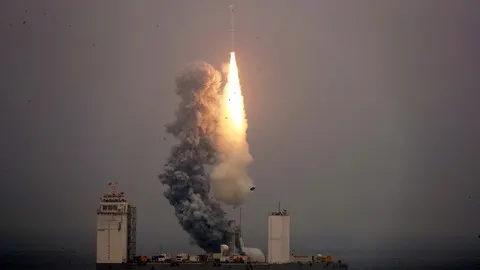 Roket Long March 3B China Tersambar Petir Saat Lepas Landas Menuju Orbit